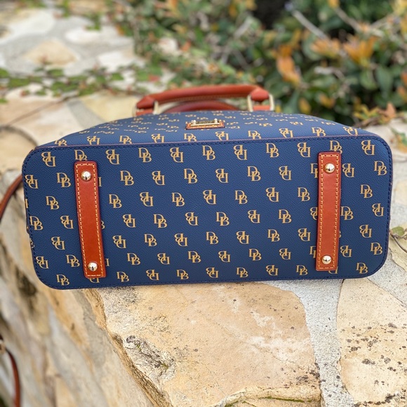 NWT Dooney&Bourke zip zip top Satchel signature - Picture 4 of 8